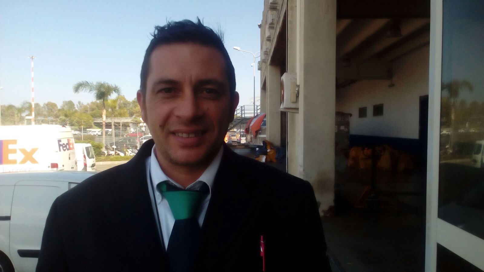 Addetto security trova bomba a mano in pacco postale per gli States. Era disinnescata.